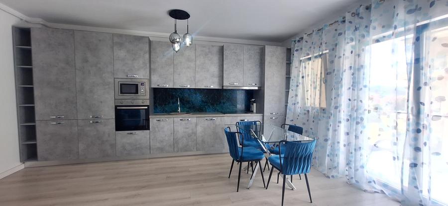 Apartament cu 3 camere semidecomandat în Florești