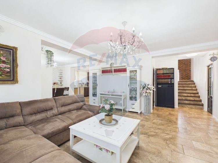 Casă individuală cu 6 camere cu Teren 881 Mp în Central