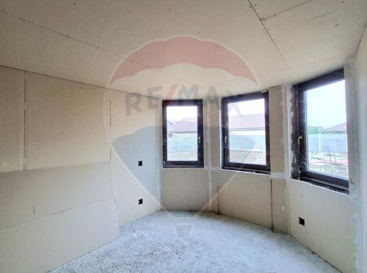 Casă cu 5 camere cu Teren 983 Mp în Vladimirescu