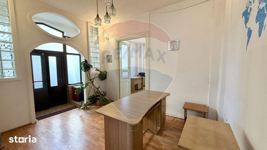 Casă cu 4 camere cu Teren 435 Mp în Piața Centrală