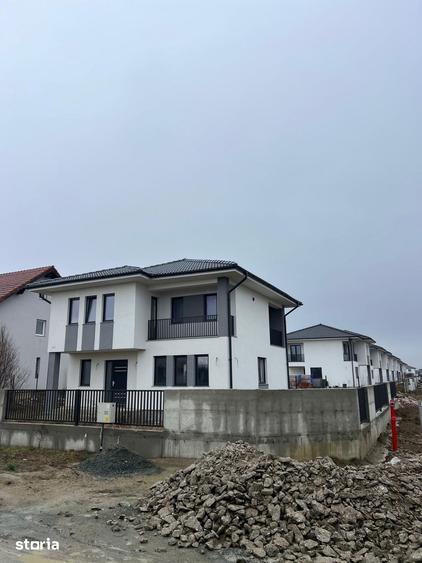 Casă cu 3 camere decomandat cu Teren 450 Mp în Burdea