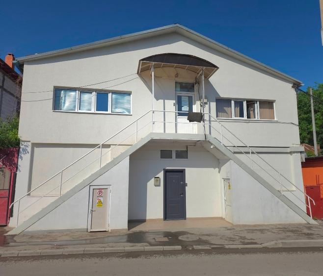 Casă cu 19 camere cu Canalizare în Piața Nouă