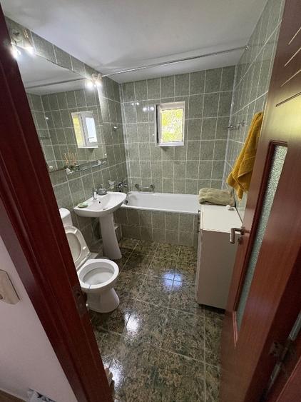 Apartament cu 3 camere decomandat, mobilat în Între Lacuri