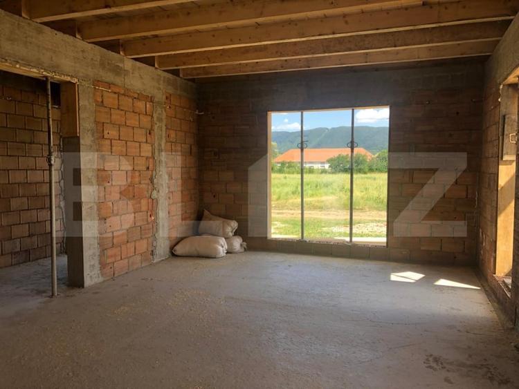 Casă individuală cu 3 camere cu Garaj în Cristian