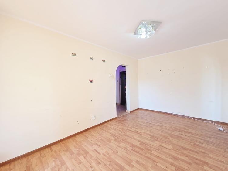 Apartament cu 4 camere semidecomandat în Micro 39