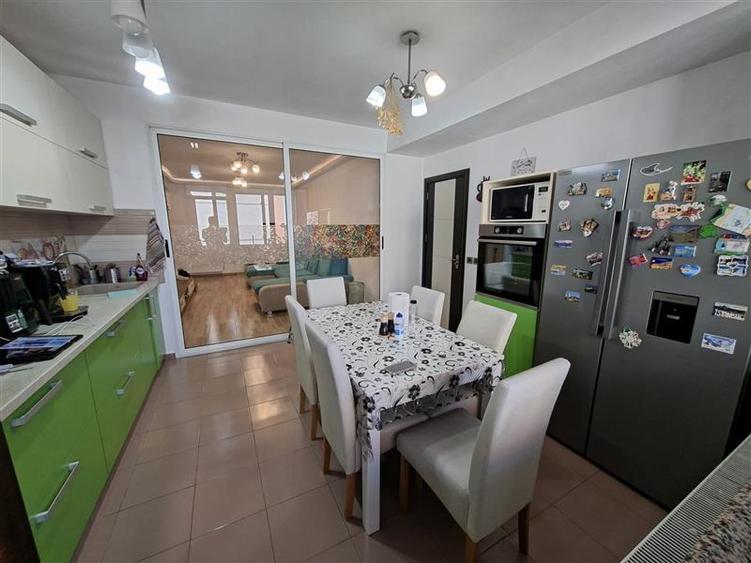 Apartament cu 3 camere nedecomandat, mobilat în Tractorul