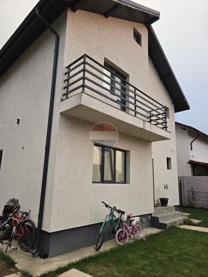Casă individuală cu 4 camere cu Teren 270 Mp în Est