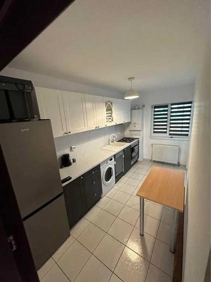 Apartament cu 3 camere semidecomandat, mobilat în Iris