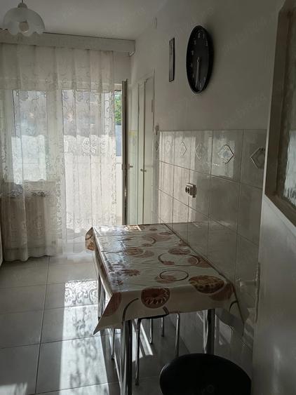 Apartament cu 3 camere decomandat în Tractorul