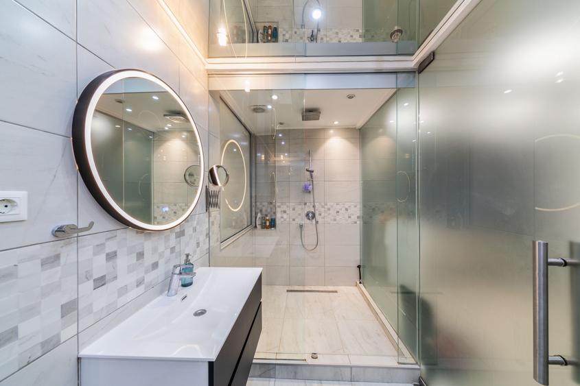 Apartament cu 3 camere semidecomandat, mobilat în Calea Victoriei