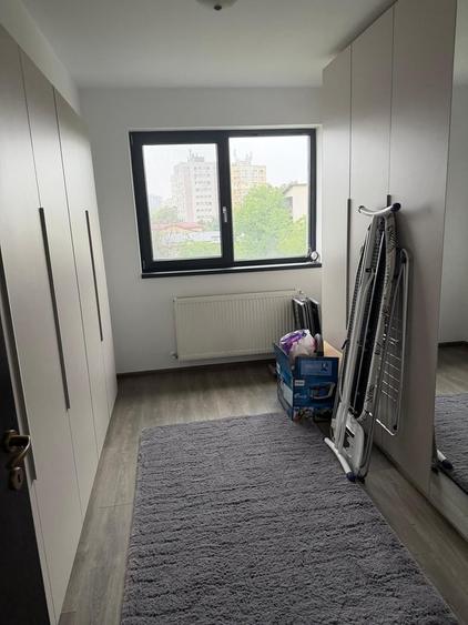 Apartament cu 4 camere decomandat, mobilat în Titan