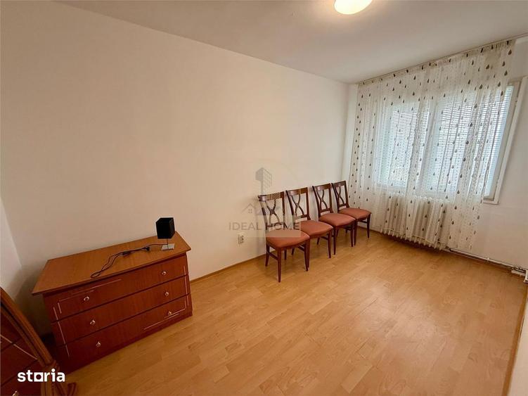 Apartament cu 3 camere semidecomandat în Podu Roș