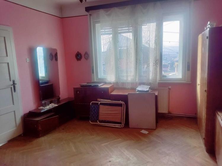 Casă cu 4 camere în Dâmbul Rotund