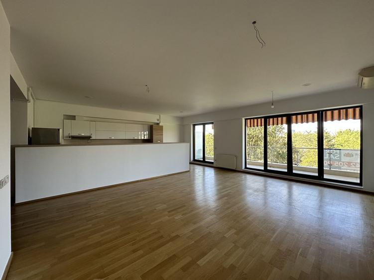Apartament cu 4 camere semidecomandat în Herăstrău