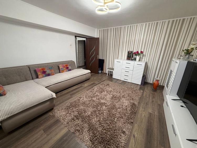 Apartament cu 3 camere decomandat, mobilat în Buzaului