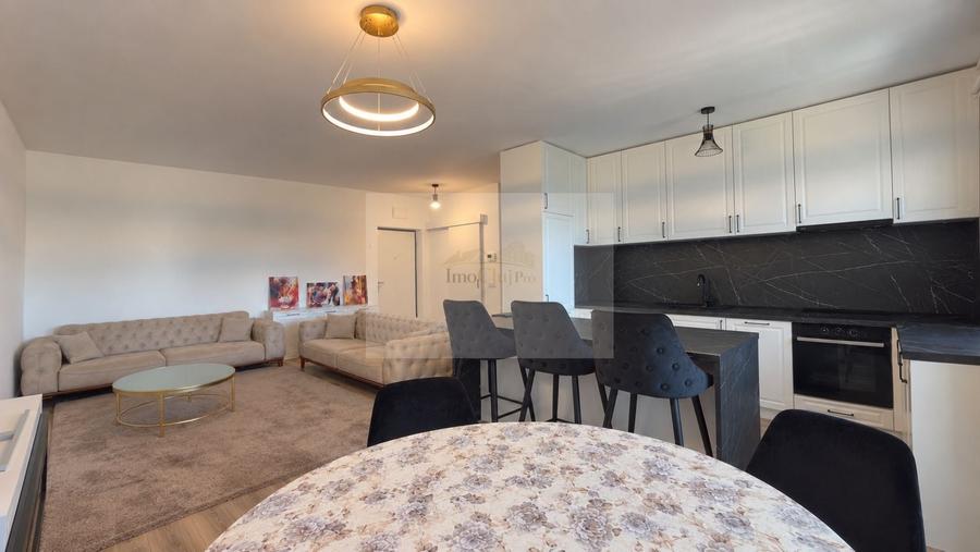 Apartament cu 3 camere semidecomandat, mobilat în Central