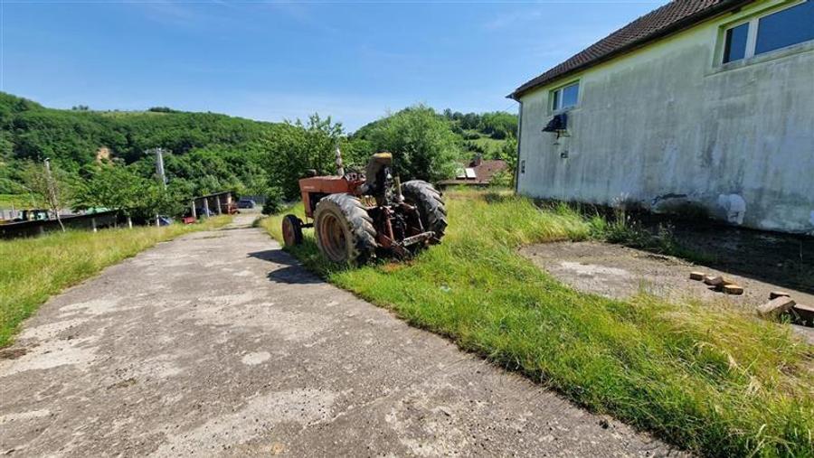 Casă individuală cu 8 camere cu Teren 500 Mp în Vest