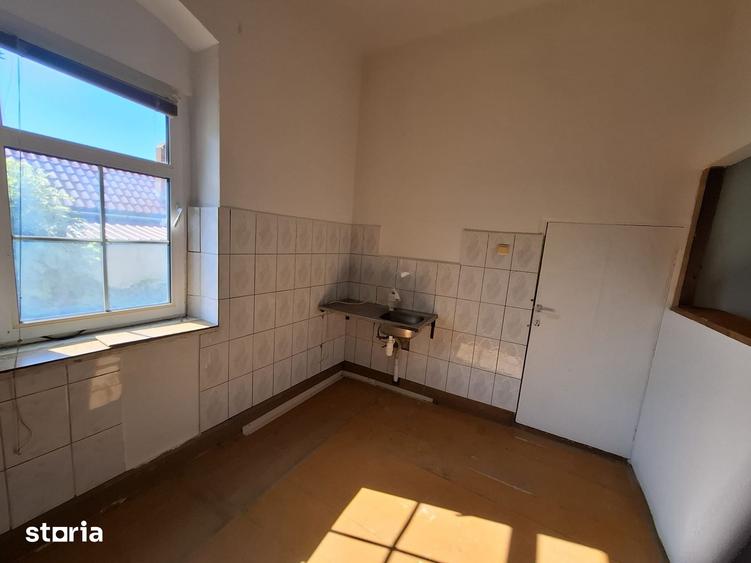 Casă cu 6 camere cu Teren 5766 Mp în Variaș
