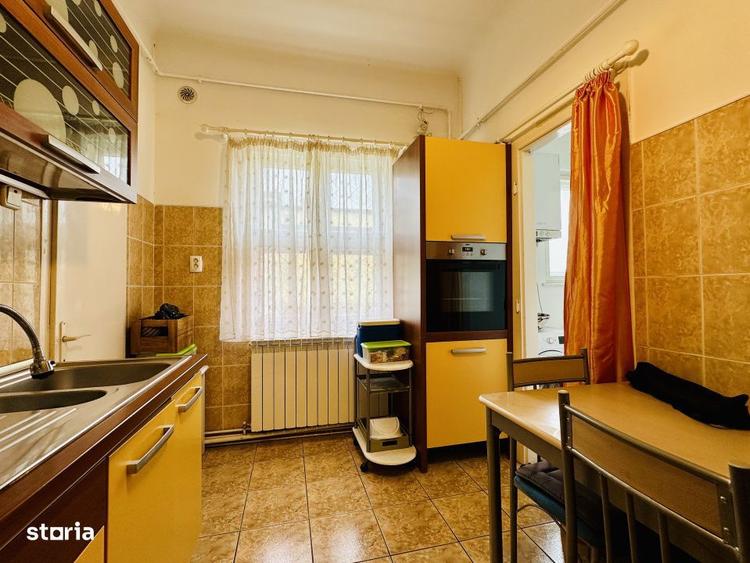 Apartament cu 3 camere semidecomandat, mobilat în Andrei Mureșanu