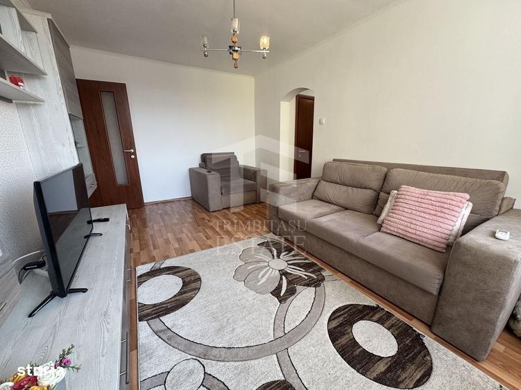 Apartament cu 3 camere semidecomandat în Tei