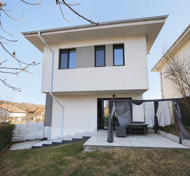 Casă individuală cu 4 camere cu Teren 360 Mp în Bucium
