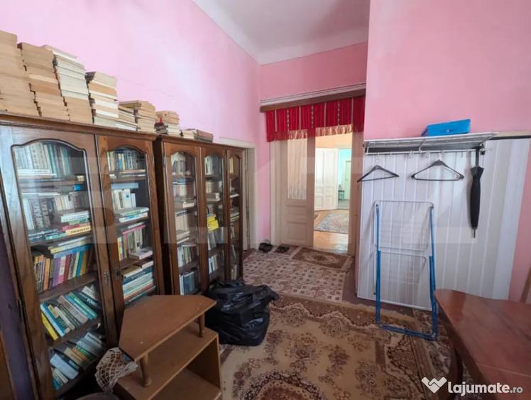 Casă cu 6 camere cu Teren 489 Mp în Central