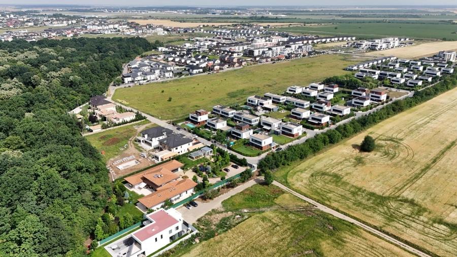 Teren agricol intravilan de 9400 mp, în Tunari