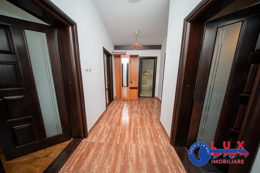 Apartament cu 3 camere decomandat în Neptun