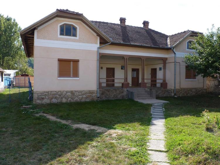 Proprietar Casa + teren 1.277 mp in centrul Geoagiu Bai, langa strand termal - 3