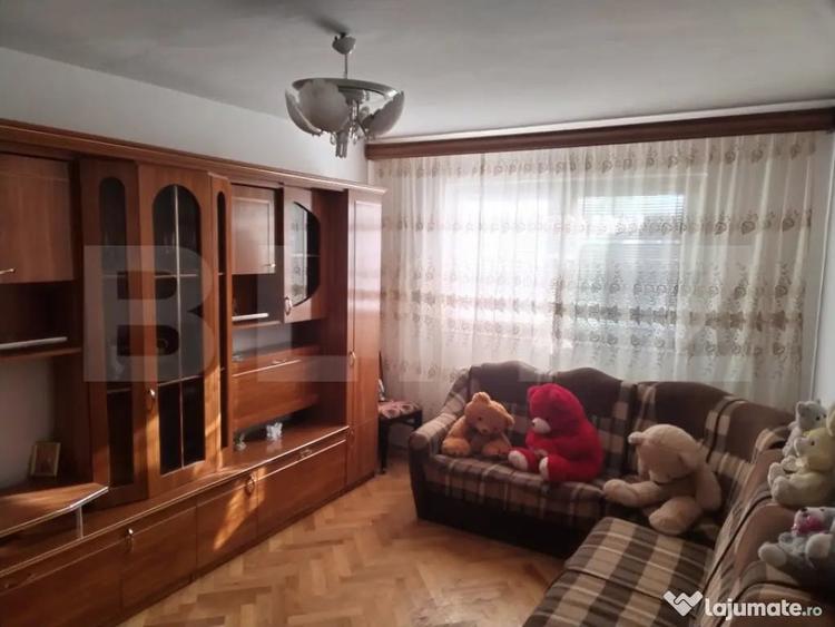 Apartament cu 3 camere decomandat, mobilat în Micro 4