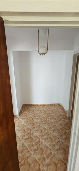 Apartament cu 3 camere semidecomandat în P-ța Gorjului