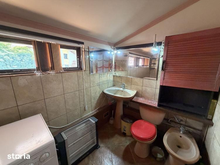 Casă cu 9 camere cu Teren 500 Mp în Central