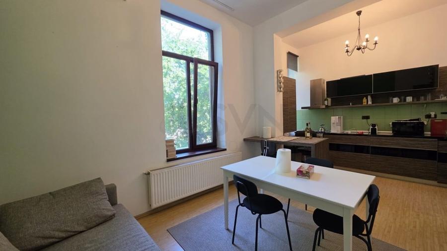 Apartament cu 3 camere semidecomandat, mobilat în Calea Victoriei