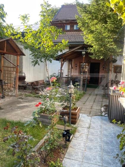 Casă individuală cu 11 camere cu Canalizare în Zărnești