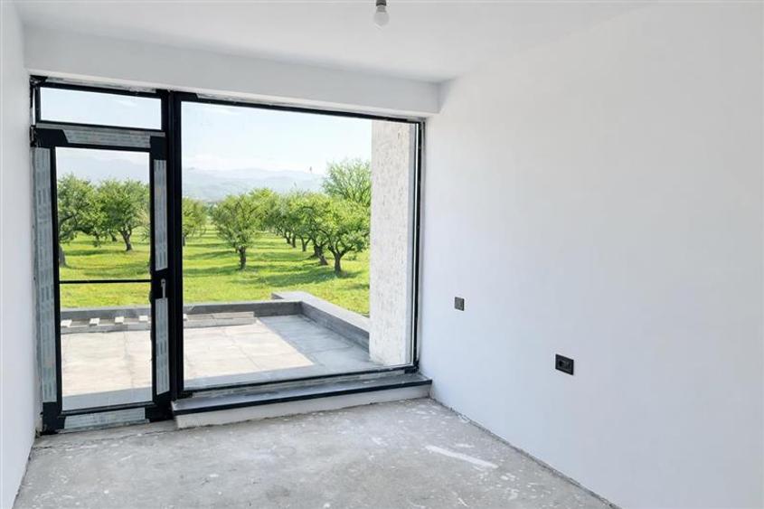 Duplex cu 5 camere cu Canalizare în Stupini