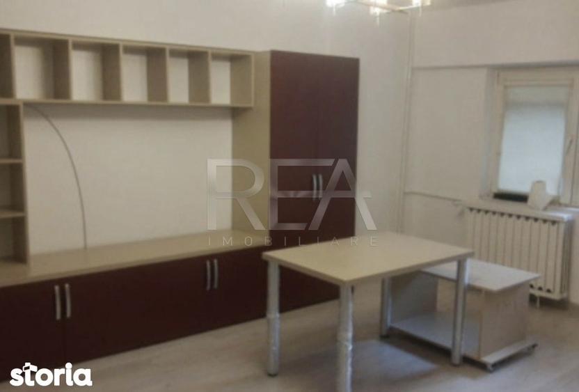 Apartament cu 3 camere semidecomandat, mobilat în 13 Septembrie
