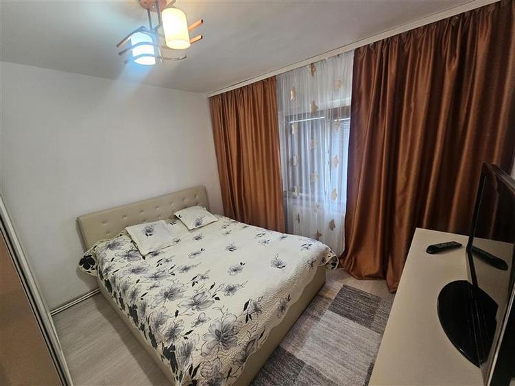 Apartament cu 3 camere decomandat, mobilat în Micro IV