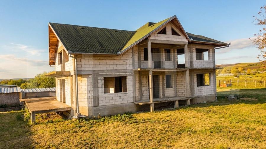 Casă individuală cu 9 camere cu Canalizare în Livada (Iclod)
