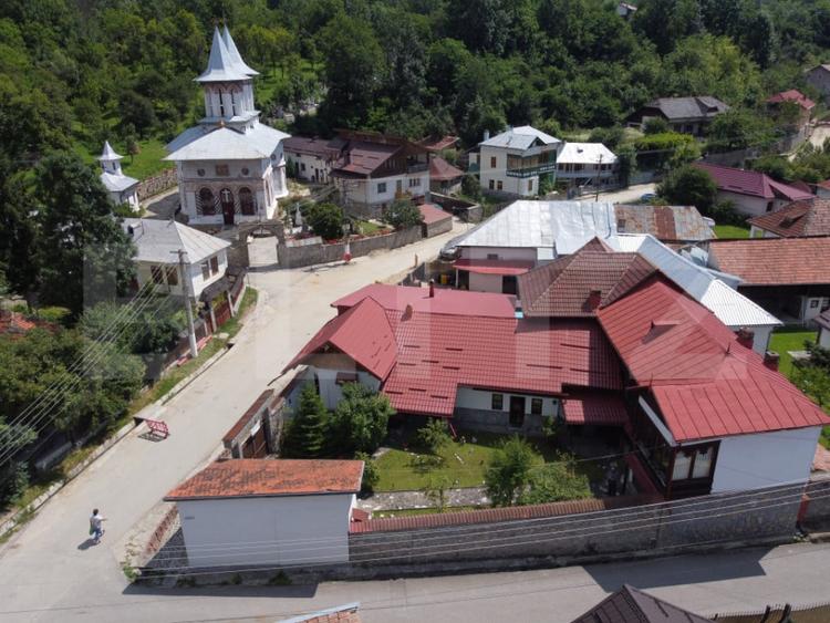 Casă cu 5 camere cu Teren 382 Mp în Pietroșița