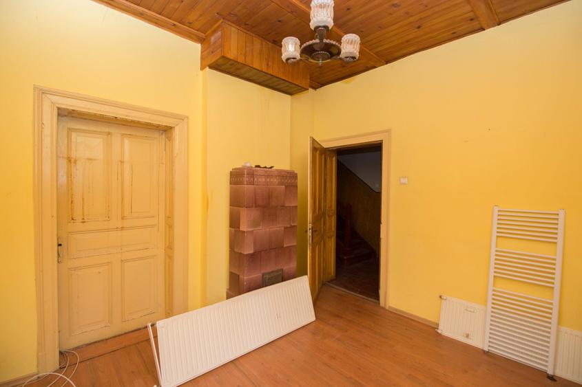 Casă cu 6 camere cu Canalizare în Central