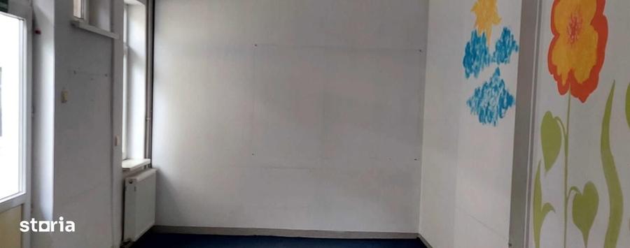 Casă cu 8 camere cu Teren 220 Mp în Vitan