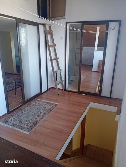 Casă cu 3 camere cu Teren 1998 Mp în Plopu