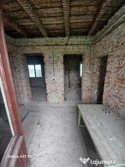 Casă cu 2 camere cu Teren 360 Mp în Central