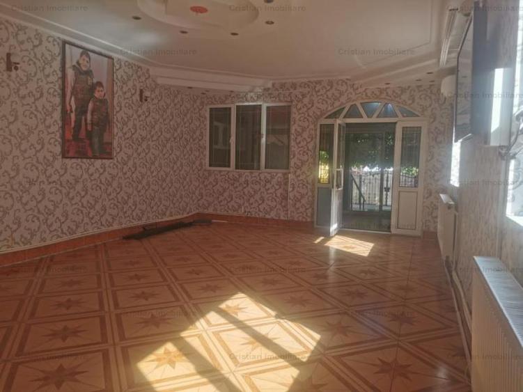 Casă cu 5 camere cu Canalizare în Central