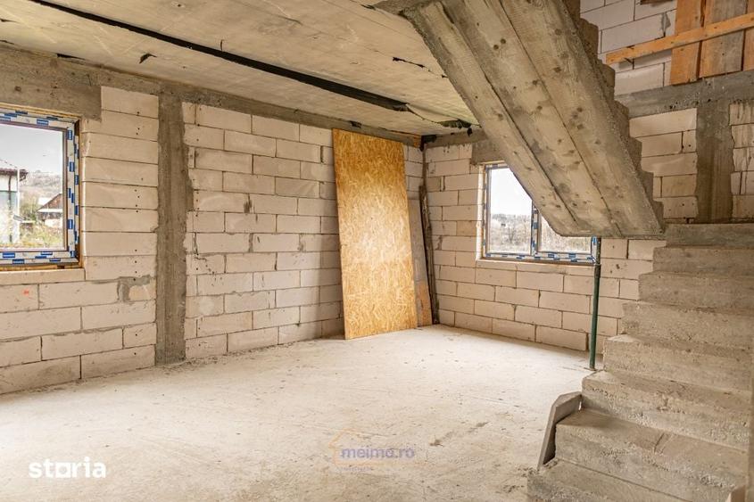 Casă cu 5 camere cu Teren 1440 Mp în Poduri