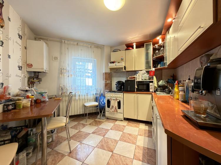 Apartament cu 3 camere semidecomandat, mobilat în Soarelui