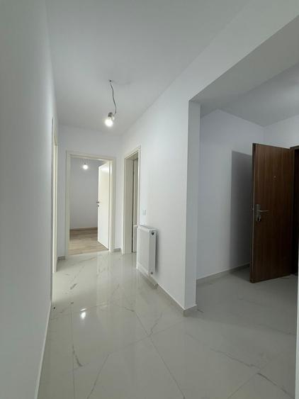 Apartament cu 3 camere decomandat în Tractorul