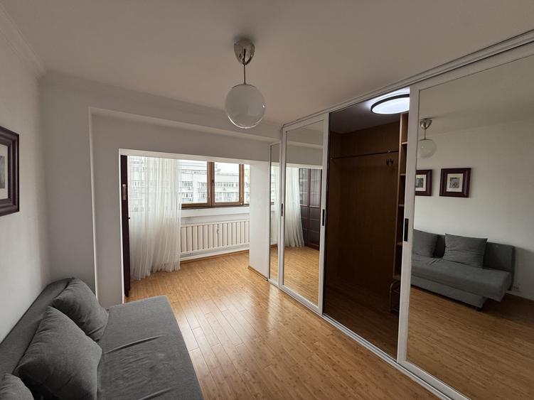 Apartament cu 3 camere semidecomandat, mobilat în Decebal