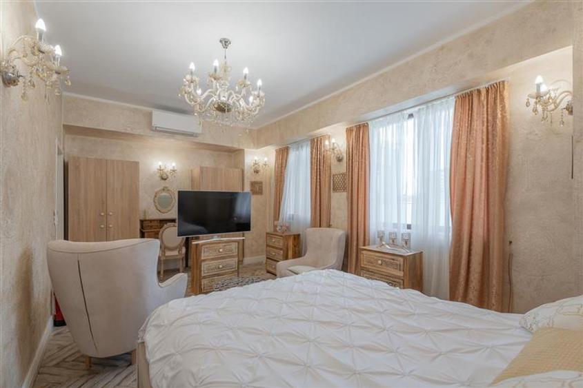 Penthouse cu 4 camere decomandat, mobilat în Central