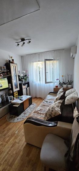 Apartament cu 3 camere semidecomandat în Florilor
